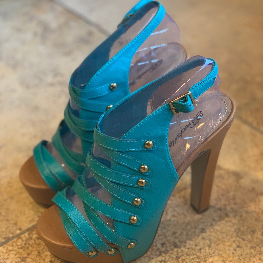 NWOT Breckelles Stud and Straps Heel